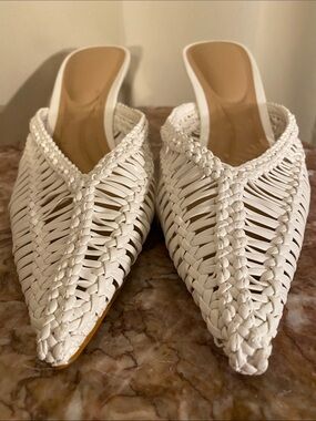 INC International Concepts White Woven Pointed Toe Mule Kitten Heels size 9